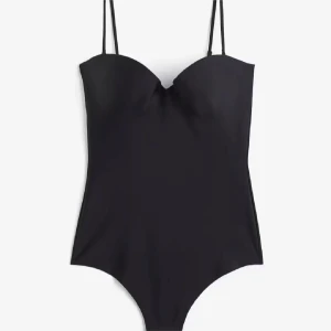 H&M svart bodysuit  - Bodysuit från hm som är as snygg och populär ! Kupan är 75A men den är justerbar💓aldrig använd, endast testad