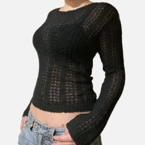 Cool svart stickad tröja - Super snygg svart stickad tröja som passar till allt. Den är perfekt till sommar och vår då den inte blir för varm. Passar storlekar xs-m och är lite stretchig. Hör av dig om du har några frågor. (Den är ljusare svart) 