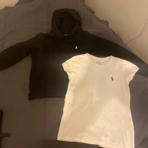 Svart hoodie och vit t-shirt från Polo Ralph Lauren - Säljer en svart hoodie och en vit t-shirt från Polo Ralph Lauren. Hoodien har en klassisk design med huva och känguruficka, medan t-shirten är enkel och stilren. Säljer eftersom dem är försmå för mig, har endast haft i 1 år och andvönt fåtal gånger. T-shirten är i st x xs och hoodien s. Pris kan diskuteras. Den vita t shirten är såld, endast hoodien kvar