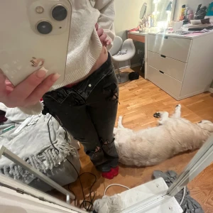 GråSvarta jeans med hål i  - Jätte fina som man kan vika ner och få lågmidjade ❤️❤️❤️det är lite svart-gråa