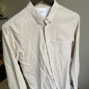 Filippa K skjorta S - Fin beige skjorta från Filippa K. Storlek S