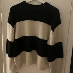 Randig tröja från H&M - skön tröja från h&m💕 säljs då den inte kommer till användning 