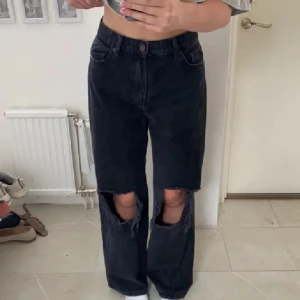 Svarta jeans med hål - säljer dessa jeans från bershka💓ordinarie pris 499kr!