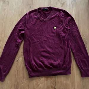 Säljer en vinröd tröja från Lyle & Scott.