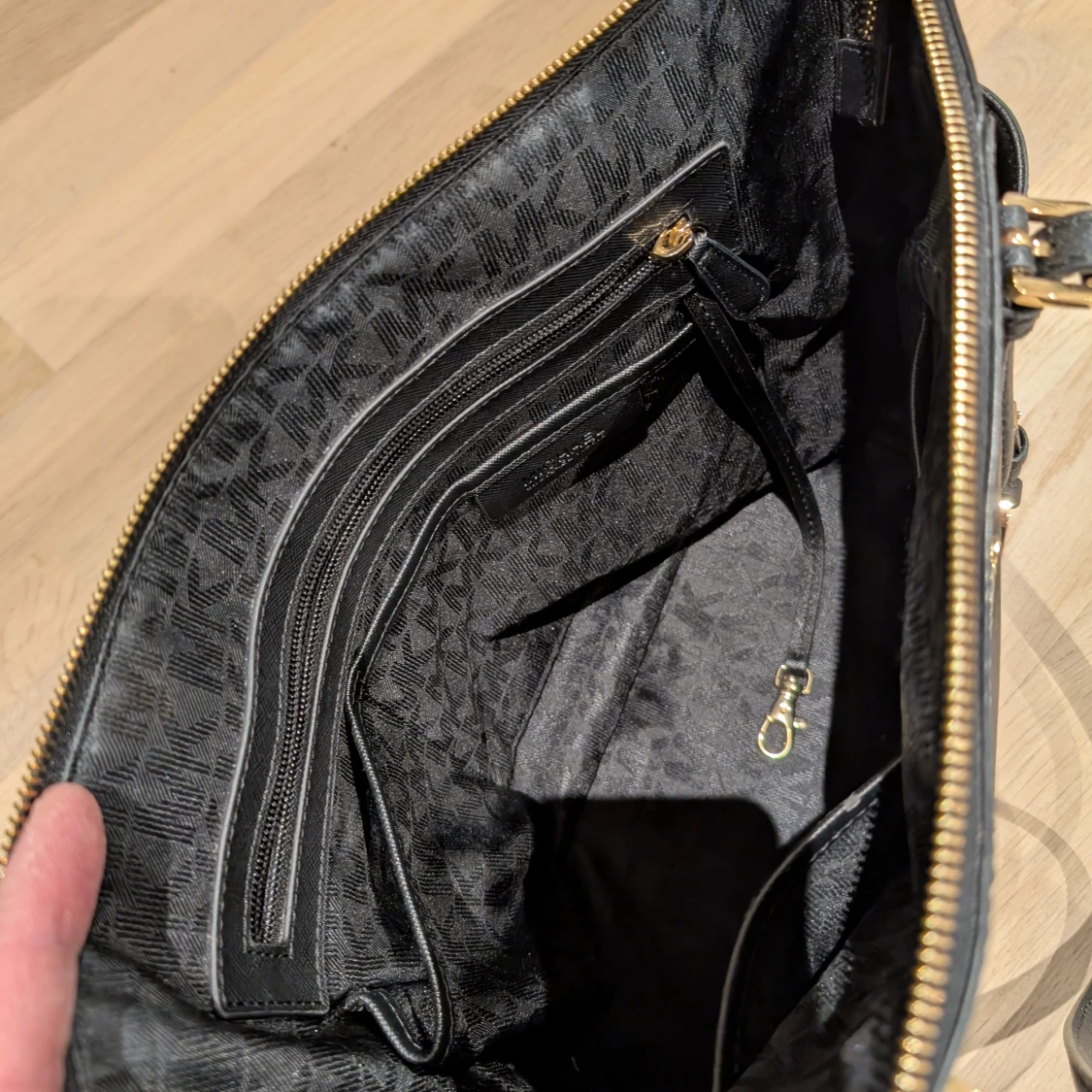 Svart axelväska från Michael Kors - 92