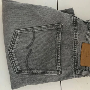 Grå jeans från Jack & Jones - Snygga grå jeans från Jack & Jones i modellen Relaxed/Chris..