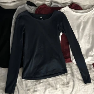 Lager 157 tröjor - Säljer dessa fem lager 157 tröjor, alla i samma modell och i storlek xs. Gick max att ha fem bilder så kom privat om ni vill ha fler! Färger: röd,mörkblå,vit,svart och grå❤️1=45kr 5= 190kr.       Pris kan diskuteras 