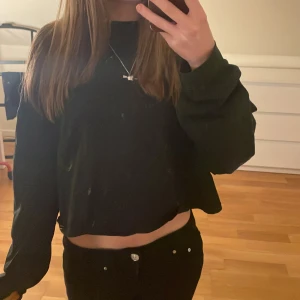 Svart croppad tröja - Säljer en svart croppad tröja med långa ärmar.