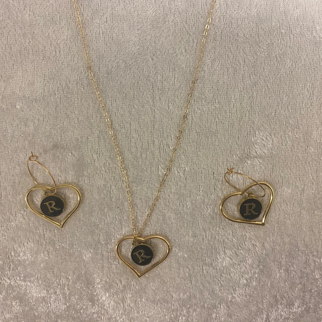 Guldhalsband och örhängen med hjärtan 