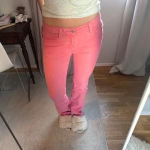 Rosa jeans Levi’s - Snygga rosa jeansbyxor med låg midja och bootcut-stil från Levi’s. Så härlig färg nu till våren!!