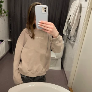 Beige sweatshirt  - Säljer denna beige/gråa sweatshirt från Lager 157 pga använder inte längre💕Lite av K:et har ramlat av tyvärr så därför sätter jag ett ännu lägre pris, annars bra skick!!💕💕