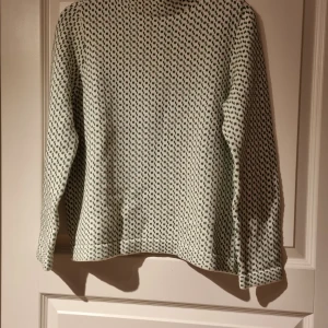 Grönprickig tröja från Jumperfabriken - Säljer en snygg vit och grön tröja från Jumperfabriken i storlek S. Tröjan har ett unikt mönster och är tillverkad i 100% bomull. Perfekt för en stilren look! Tröjan är helt oanvänd, med lappar kvar. 