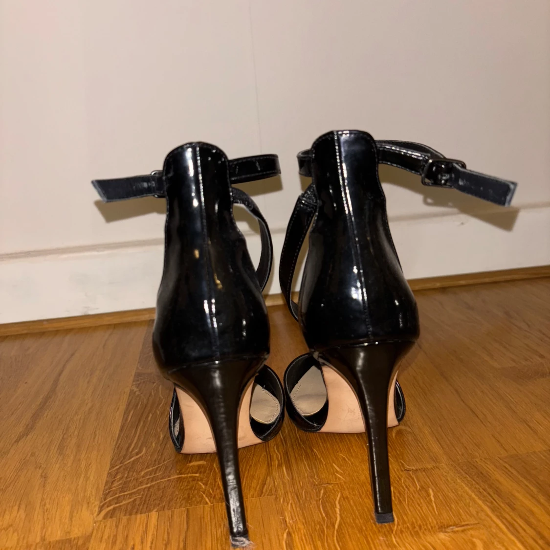 Svarta pumps med remmar - 91