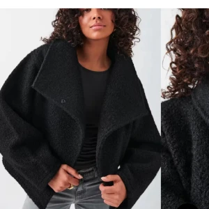 Slutsåld kappa från Gina tricot  - Jätte fin kappa från Gina tricot som är perfekt till våren. Kappan har tappat en av tre knappar men det förhindrar inte kappan från att stängas💕