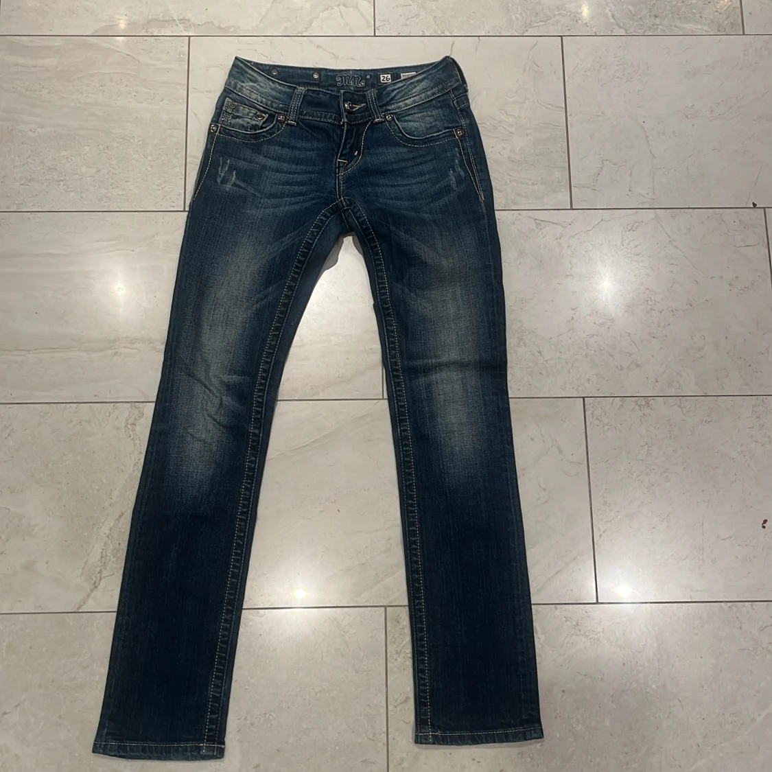 Blå jeans med broderade detaljer - 90