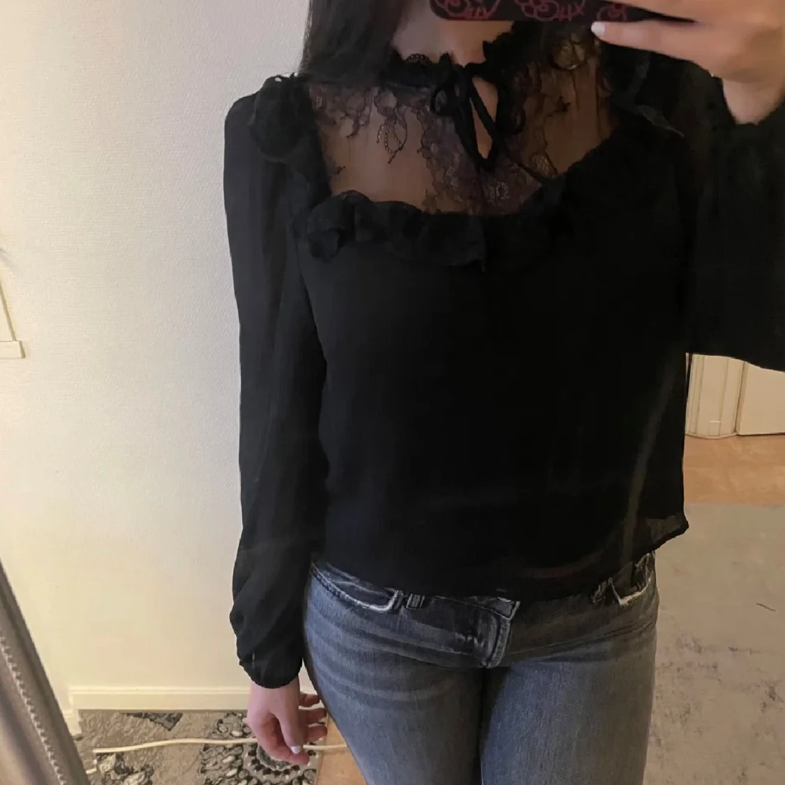 Svart blus med spetsdetaljer - 90