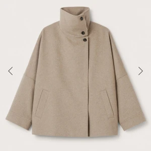 Beige kappa med hög krage - Jätte fin kappa som nästan är i nyskick. Köpt från mq från märket dobber. Kontakta gärna för fler bilder☺️(obs jackan är i storlek xs men är mer som s)
