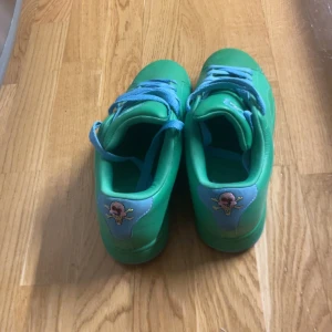 Gröna ice cream reebok  - Farsan köpte ett par i New York för ett bra tag sen. Han slängde kartongen då han köpte dom för 500 för längesen och inte trodde dom skulle skjuta i pris.