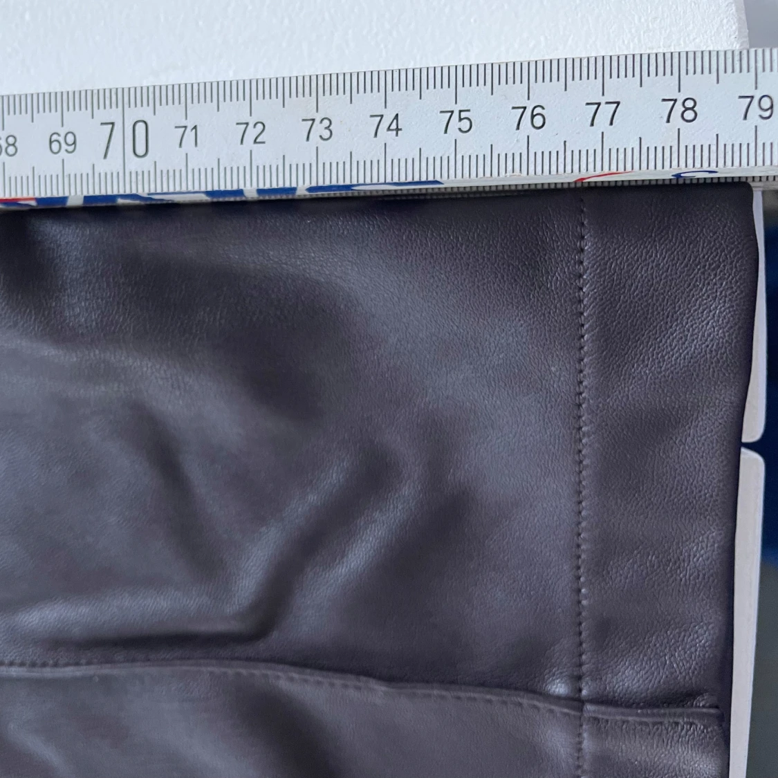 Mörklila skinnbyxor med pressveck  - 93