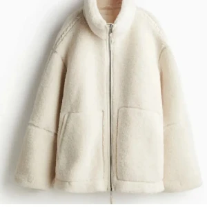 Vit teddyjacka med dragkedja - Mysig och trendig vit teddyjacka med dragkedja framtill och stora fickor. Använd några gånger men jättebra skick!💞