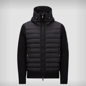 SÖKER MONCLER CARDIGAN  - SÖKER! Moncler cardigan med luva! | Söker storlek 1 vilket motsvarar ungefär Xs-S! Kan betala runt 3500kr😁