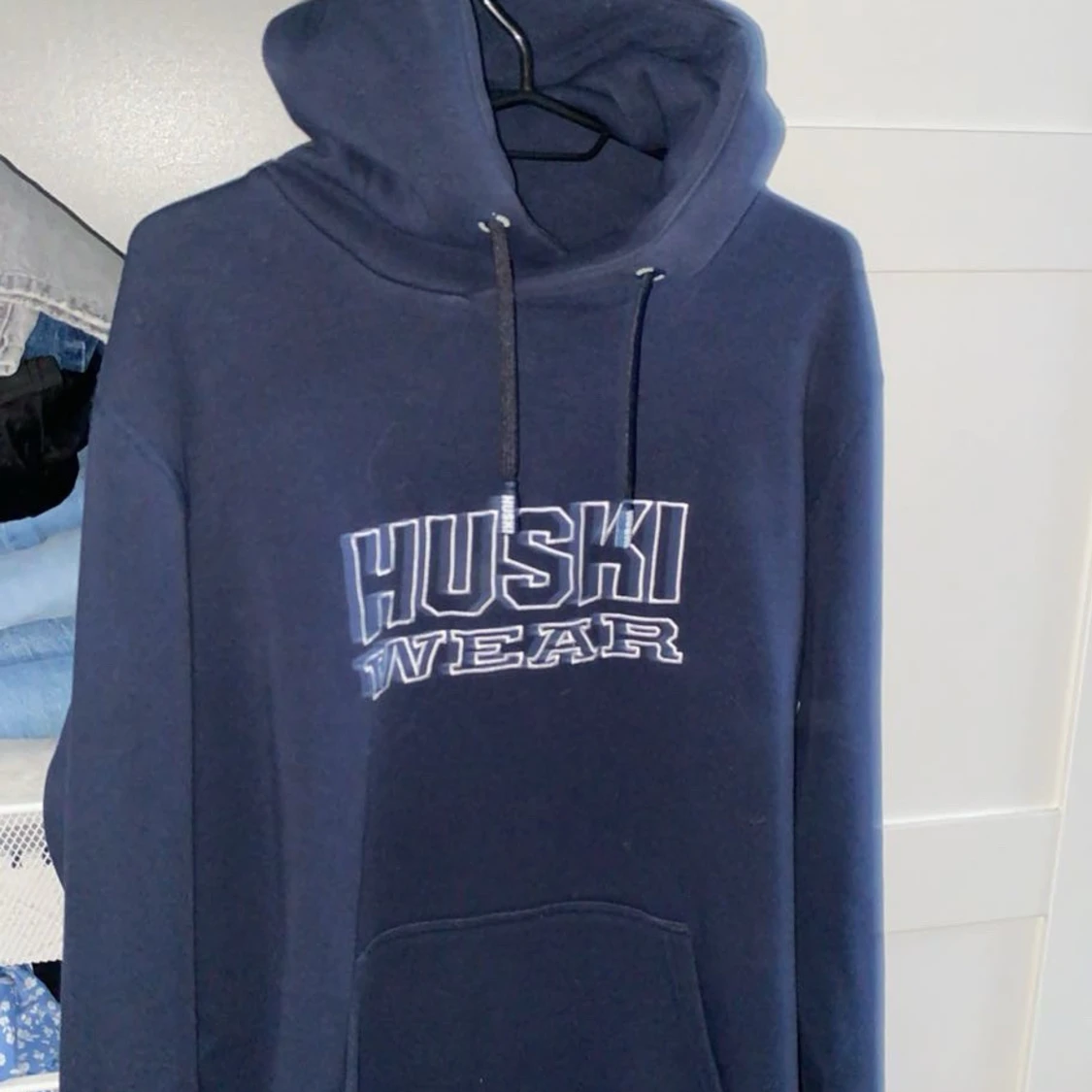 Mörkblå hoodie från Huski Wear