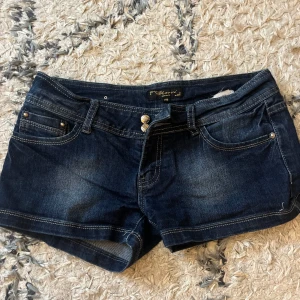 Mörkblå jeansshorts med detaljer - Snygga mörkblå jeansshorts 🩷låg midja 