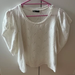 Vit  tröja från zara - Säljer en söt vit tröja från zara med ett fint hålmönster. Tröjan har långa ärmar och en rund halsringning. Den kommer inte till användning längre riktigt tyvärr. Strl är L men passar mig som brukar ha s. Kom privat för fler bilder!