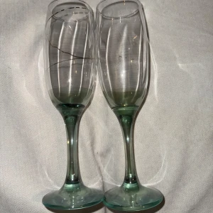 Gröna champagne glas - Fina gröna chamange glas. De guldiga detaljerna har försvunnit lite men de ser fortfarande lika fina ut. Pris kan diskuteras 