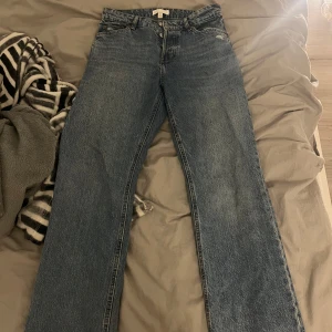 Blå jeansbyxor - Klassiska blå jeansbyxor med rak passform och lite baggy. Finns ett hål som redan var på jeansen när det köptes i fickan.  I storlek 36 från hm🩷