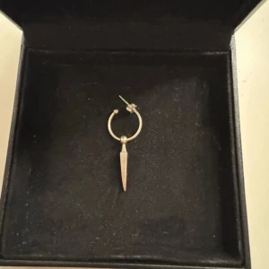 Silverörhänge från Maria Nilsdotter - Elegant silverörhänge från Maria Nilsdotter! Använt väldigt få gånger så det är i nyskick! 