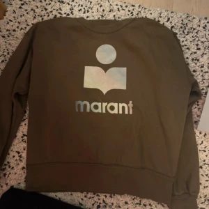Isabel Marant sweatshirt - Säljer denna fina tröja från Isabel Marant som har legat i garderoben för länge utan användning. Den är i super fint skick! St 40. Den är grön/brun i färgen 