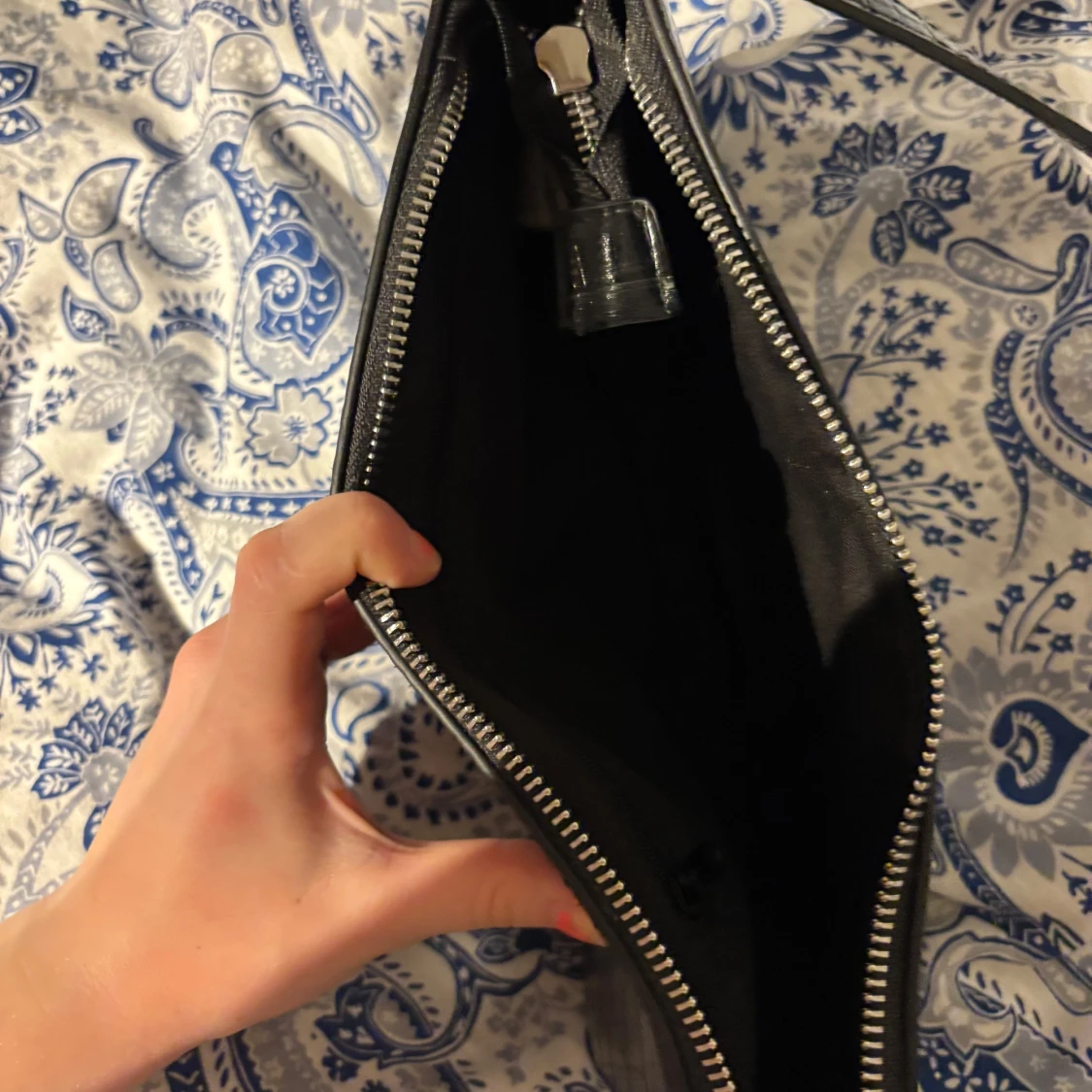 Svart axelväska med krokodilmönster - 92