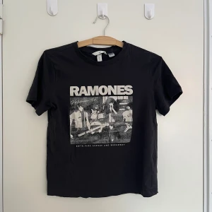 T-shirt med tryck - Svart t-shirt med Ramones tryck. Lite längre än en magtröja. Väldigt skönt material men tyvärr knappt använd då jag har väldigt många av den sorten💕