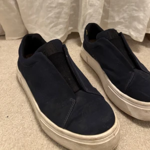 Mörkblå sneakers från Eytys - Säljer ett par mörkblå sneakers från Eytys, tyvvär förstora på mig, en storlek 41, använda men går att piffa upp😗