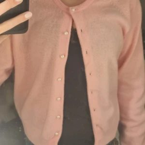 Oanvänd kofta från C clothes - Säljer en söt rosa ullkofta från C Clothes. Storlek M fast skulle säga att den passar S-XS. Den är köpt i Frankrike för ca 750kr, men jag säljer den för endast 199kr. Ny utan prislapp. Skriv gärna för prisförslag.💕
