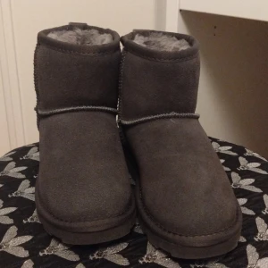 Grå boots med foder - Säljer ett par mysiga grå boots med mjukt foder, oanvända. 