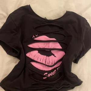 Snygg svart tröja med rosa puss märke 🌷💋 - Jag har bara använt den här tröjan 2 gånger, den är begagnad när jag köpte den också. Hoppas någon är intresserad 💞