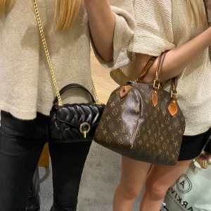 Louis Vuitton speedy 25 väska - Säljer min LV speedy 25! Köpt på vestiare collective för ca 3 år sedan. Hör av dig vid fler frågor🩷🩷