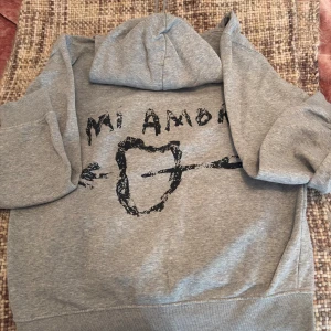  Mi amor hoodie  -  Mi amor hoodie ifrån Zalando storlek S men den är väldigt stor i storleken så skulle nog säga att den är M. Jag är gillar att ha den oversize på kvällen då den funkar för alla storlekar orginalpris 1500kr