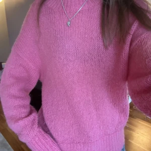 Rosa stickad tröja - Superfin rosa stickad tröja i i mohair och ullblandning. Färgen är som i de första bilderna!