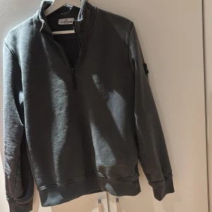 Grå tröja med dragkedja från Stone Island - Säljer en stilren grå tröja från Stone Island med dragkedja. Tröjan är använd men har inga flaws. Storlek xs. 