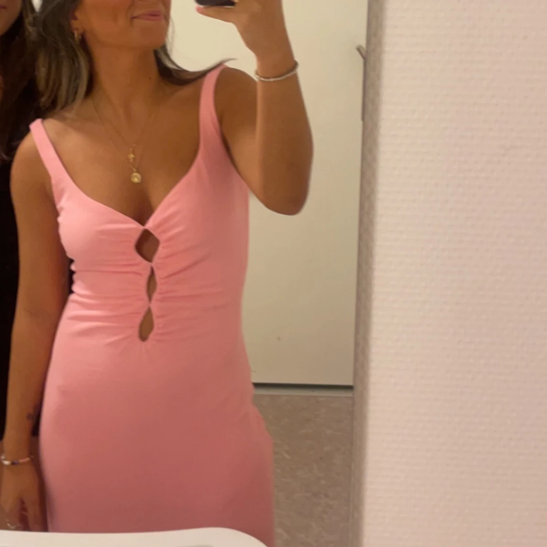 Rosa klänning med utskärningar - 3