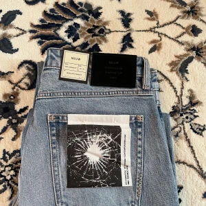 Neuw jeans - Jeansen är helt oanvända me d alla lappar kvar. Har inga  defekter och har helt perfekt skick. Storlek: 32/34.  Vid eventuella frågor hör av dig till mig!