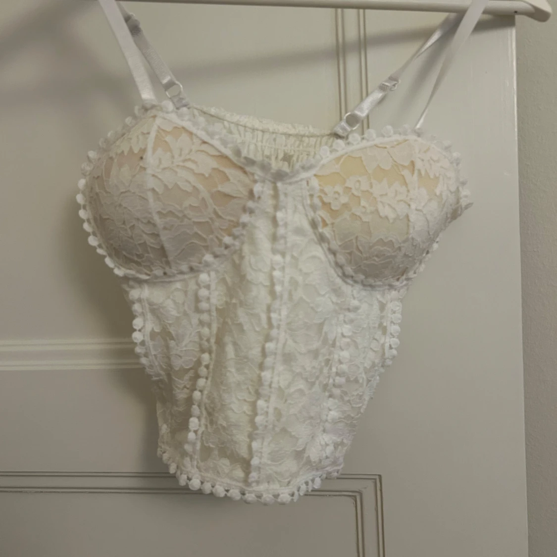 Vit spetskorsett med axelband