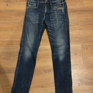 Mörkblå jeans från Replay - Snygga mörkblå jeans från Replay, . Perfekta för en avslappnad stil.