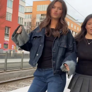 Mörkblå croppad jeansjacka från Zara - Sååå fin jacka😍😍😍 Snygg mörkblå croppad jeansjacka från Zara med knappar framtill och uppvikta ärmslut. Perfekt för en cool och avslappnad stil. Jackan har en klassisk krage och två bröstfickor med lock. Knappt använd!!