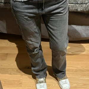 Grå jeansbyxor Zara  - Snygga grå jeansbyxor med en klassisk design. De har en rak passform och är perfekta för en avslappnad stil. Byxorna har fickor fram och bak samt en knapp- och dragkedjestängning.