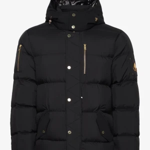 Svart moose knuckles jacka - Snygg svart pufferjacka från Moose Knuckles med guldfärgade dragkedjor och knappar. Jackan har en hög krage och flera praktiska fickor. Perfekt för kyliga dagar. Köpt för 11000kr på Boozt kvitto finns kvar, mitt pris är 5000kr jackan ligger kvar i original förpackningen och är orörd, kan bara mötas upp, det är bara att skriva om du har några frågor