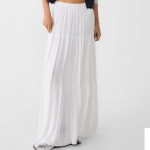 Vit lång kjol  - Har denna kjolen ! Aldrig använd 🩷